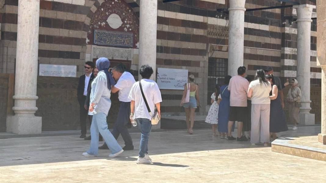 Tarihi camide tartışma yaratan görüntüler: Uyarılar da personel de yetersiz kaldı 7